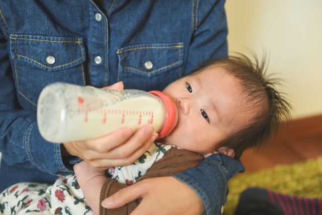 哺乳瓶授乳の基本と必要なグッズ
