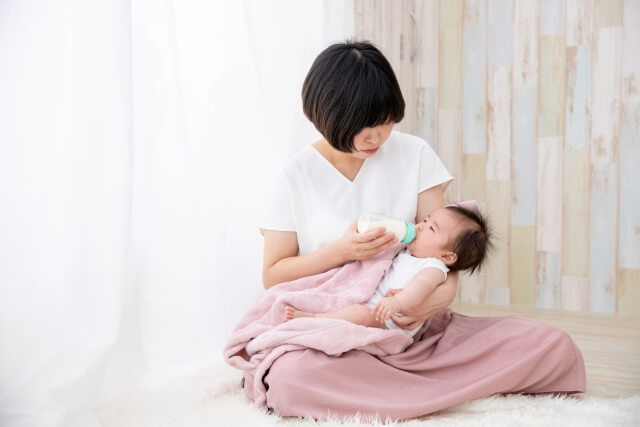 1日の授乳回数や授乳間隔の目安