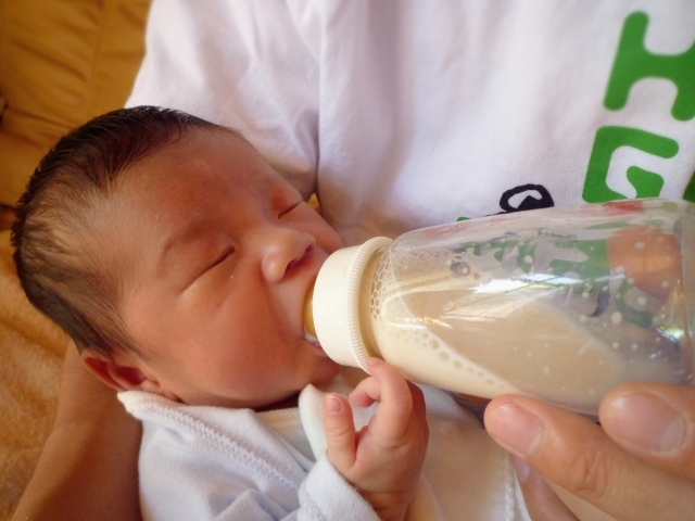 哺乳瓶を使った授乳のステップをわかりやすく解説