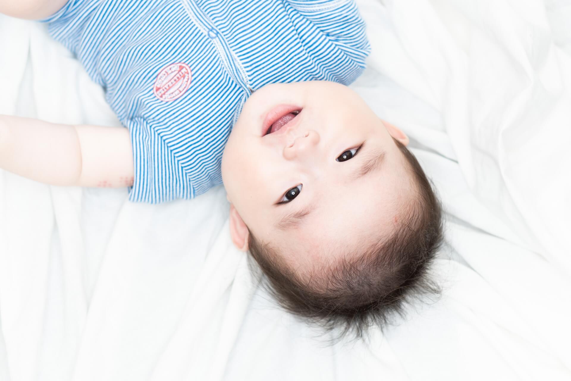 5ヶ月の赤ちゃんが寝返りできないのは普通？