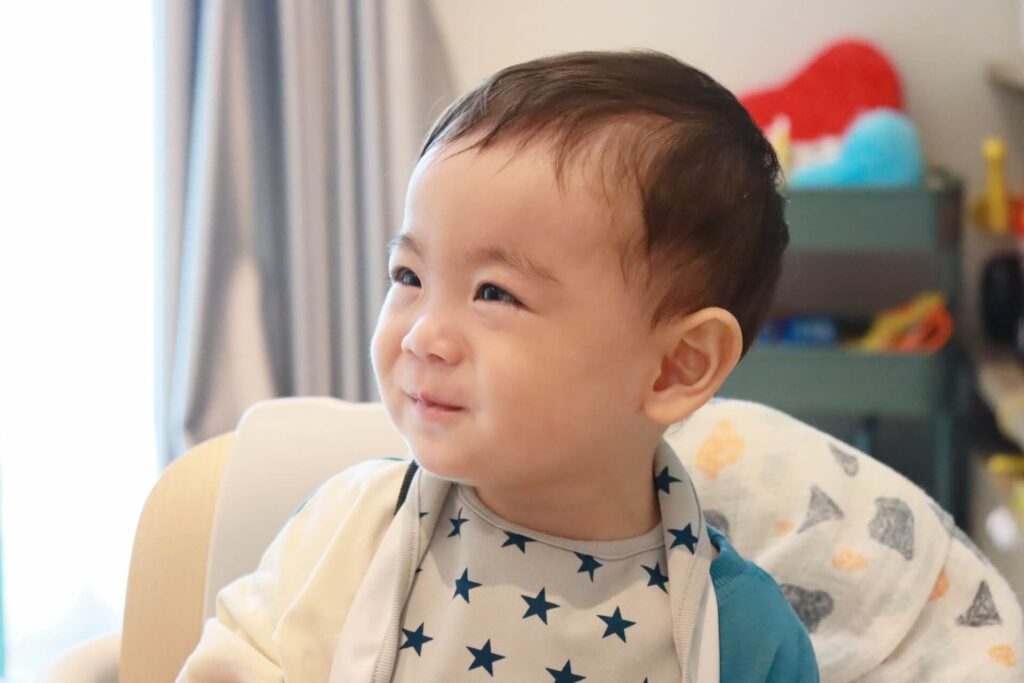 離乳食を食べる赤ちゃん