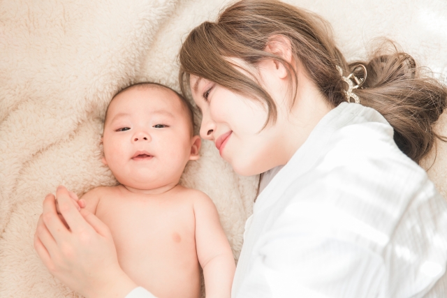 産後に生理がこないのは普通？受診の目安や知っておきたい体の変化とは